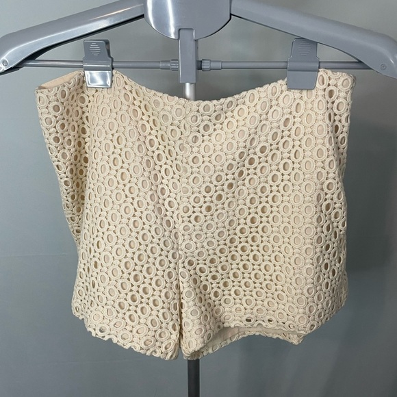 Banana Republic Lace Shorts - cream size 6 - Picture 3 of 9